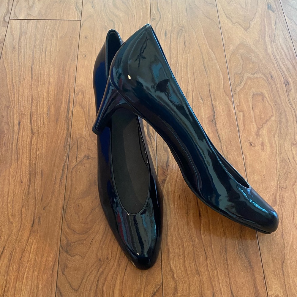 Stuart Weitzman navy 10N New in box vintage heels